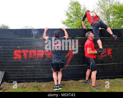 OVIEDO, ESPAGNE - 9 mai : Storm Race, un parcours extrême en mai 9, 2015 à Oviedo, Espagne. Saut d'un mur porteur en bois. Banque D'Images