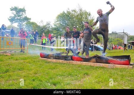 OVIEDO, ESPAGNE - 9 mai : Storm Race, un parcours extrême en mai 9, 2015 à Oviedo, Espagne. Saut d'un obstacle de glissières de feu. Banque D'Images