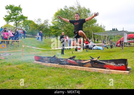 OVIEDO, ESPAGNE - 9 mai : Storm Race, un parcours extrême en mai 9, 2015 à Oviedo, Espagne. Saut d'un obstacle de glissières de feu. Banque D'Images