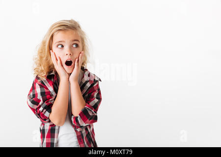 Portrait d'un choqué little girl holding hands sur son visage et à la voiture à copie espace isolé sur fond blanc Banque D'Images