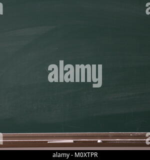 Tableau vert avec duster et chalk Banque D'Images