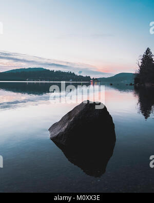 Voir à Rocky Point Park, Port Moody, Vancouver, Colombie-Britannique, Canada et le paysage environnant pendant le coucher du soleil Banque D'Images