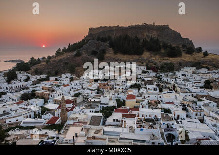 Lever du soleil sur la ville de Lindos, Rhodes, Grèce Banque D'Images