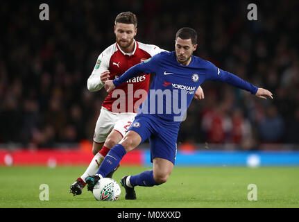 L'arsenal Shkodran Mustafi (à gauche) et de Chelsea's Eden Hazard bataille pour la balle durant la demi-finale de la Coupe du buffle, jambe deuxième match à l'Emirates Stadium, Londres. Banque D'Images