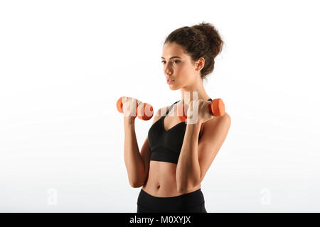 Jeune beauté femme remise en forme faire de l'exercice avec haltères en studio sur fond blanc Banque D'Images