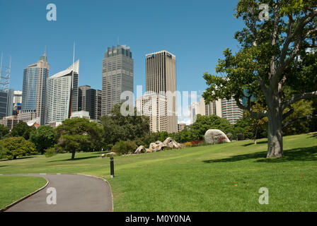 Le Royal Botanic Garden, Sydney, ensoleillée, ciel bleu avec le haut lieu CBD (Central Business District) dans l'arrière-plan Banque D'Images