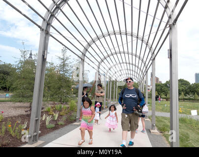 Marche à travers les mécènes Alene Grossman Arbor Memorial Walker Art Center / Minneapolis Sculpture Garden. Minneapolis Minnesota MN USA Banque D'Images