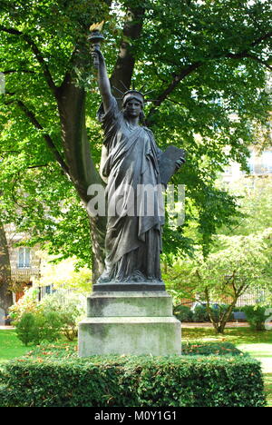 Une version miniature de la Statue de la liberté dans les jardins du Palais du Luxembourg à Paris, France Banque D'Images