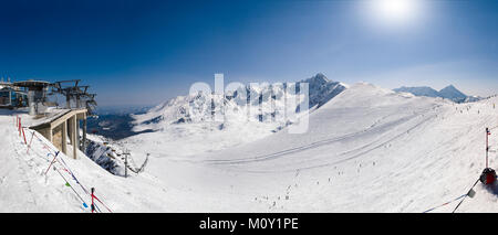 Ski in Polish Kasprowy Wierch sur journée ensoleillée située sur la frontière de la Pologne - Slovaquie Banque D'Images