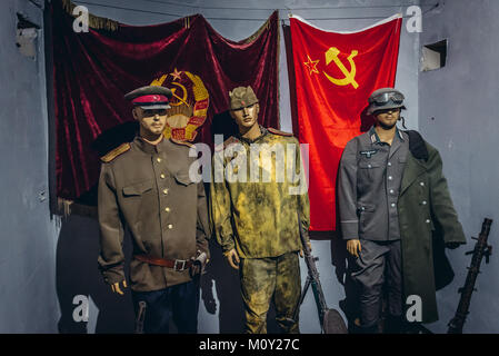 L'uniforme nazi et soviétique en musée de Mamerki (allemand : Mauerwald) - L'ancien siège de l'Allemagne nazie, le Haut Commandement de la Force terrestre Pologne Banque D'Images