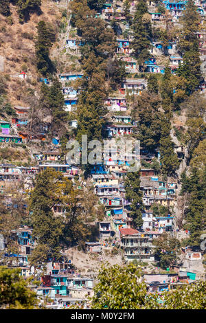 La Ville : petites maisons colorées précairement construit sur la colline, l'Uttarakhand, Nainital, Inde du nord, dans les contreforts du Kumaon Himalaya Banque D'Images