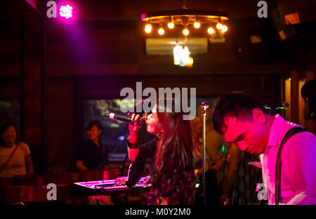 Féminin principal chanteur d'un groupe de rock live locale le chant à Woodstock, une boîte de nuit au centre-ville de Saigon (Ho Chi Minh Ville), le Vietnam du Sud, en Asie du sud-est Banque D'Images