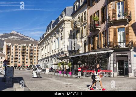 France,Savoie,Chambery,la vieille ville, la place du Palais de Justice en vue du musée de Beaux-Arts,Art Gallery et la Croix du Nivolet du massif des Bauges (1547 m) Banque D'Images