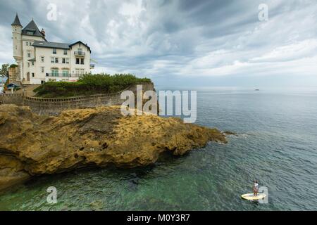 France, Pyrénées Atlantiques, Pays Basque, Biarritz, Belza house et paddler Banque D'Images