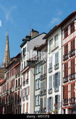 France, Pyrénées Atlantiques, Pays Basque, Bayonne, appartement à colombages bâtiments de Qaui de la Nive et beffroi de la cathédrale Sainte Marie Banque D'Images