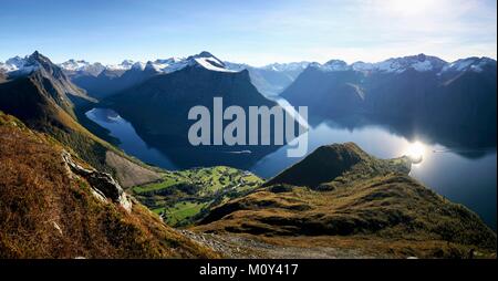 La Norvège, More og Romsdal,Orsta,Sunnmore,Alpes,Urke Hjorundfjord vu depuis le sommet de 1073m) (Saksa Banque D'Images