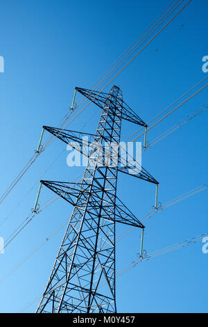 Pylône de l'électricité (transmission/power tower) distribuer dans le réseau d'alimentation de la centrale nucléaire de Dungeness, Kent, England, UK Banque D'Images