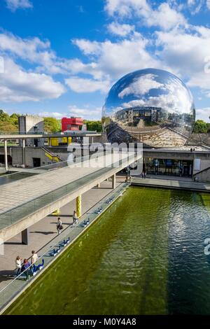 France,Paris,Parc de La Villette, la géode est une salle de cinéma à un dôme géodésique des capacités créées par l'architecte Adrien Fainsilber en 1985 Banque D'Images