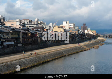 25.12.2017, Kyoto, Japon, Asie - une vue sur le paysage urbain de Kyoto à la rivière Kamo. Banque D'Images