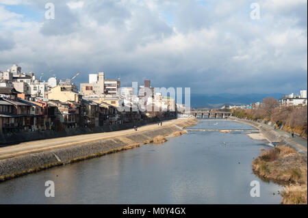 25.12.2017, Kyoto, Japon, Asie - une vue sur le paysage urbain de Kyoto à la rivière Kamo. Banque D'Images