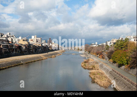 25.12.2017, Kyoto, Japon, Asie - une vue sur le paysage urbain de Kyoto à la rivière Kamo. Banque D'Images