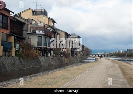 25.12.2017, Kyoto, Japon, Asie - une vue sur le paysage urbain de Kyoto à la rivière Kamo. Banque D'Images