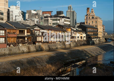 26.12.2017, Kyoto, Japon, Asie - une vue sur le paysage urbain de Kyoto à la rivière Kamo, à l'aube. Banque D'Images