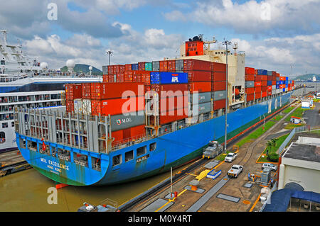 Mol dans le canal de Panama navire Excellence Miraflores Banque D'Images