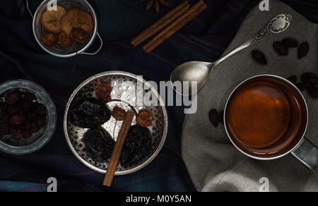 Divers fruits secs dans des plats en métal sur la table Banque D'Images