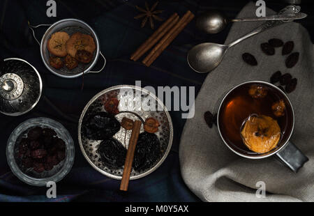 Divers fruits secs dans des plats en métal sur la table Banque D'Images