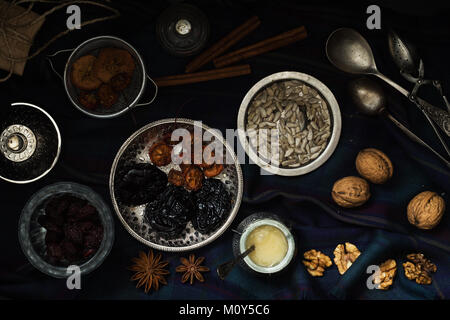 Divers fruits secs dans des plats en métal sur la table Banque D'Images