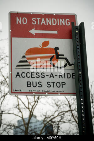 Pas d'un accès permanent-a-ride sign est vu dans le quartier de Chelsea, New York le mardi, Janvier 23, 2018. Après une vérification faite par le nouveau bureau du contrôleur de la ville de New York près de la moitié des plaintes déposées par les utilisateurs au sujet de l'accès-A-Ride sont soit ignorés ou d'une enquête seulement superficiellement. Access-A-Ride, une unité de l'ATM, fournit des services de transport pour les personnes handicapées et les personnes âgées qui ne peuvent utiliser le métro ou le bus système. (Â© Richard B. Levine) Banque D'Images