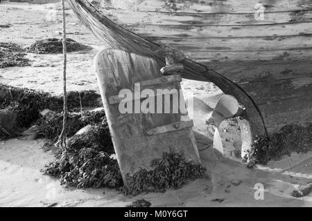 L'extrémité arrière d'un vieux bateau abandonné. La photo montre le gouvernail et l'hélice en bois. Banque D'Images