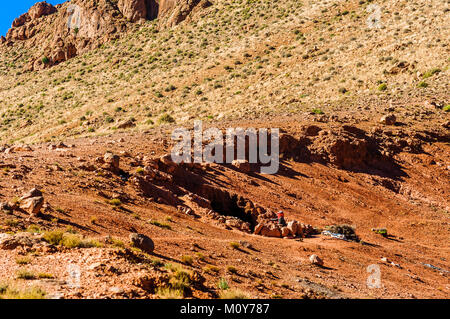 Vue sur Grotte de nomades locaux par Dades au Maroc Banque D'Images