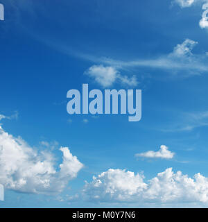 De beaux nuages blancs sur le fond bleu du ciel. Banque D'Images