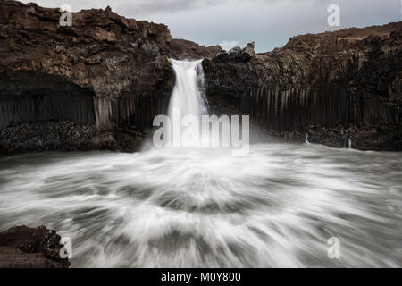 Chute d'Aldeyjarfoss sous un ciel couvert journée d'automne, le nord de l'Islande Banque D'Images