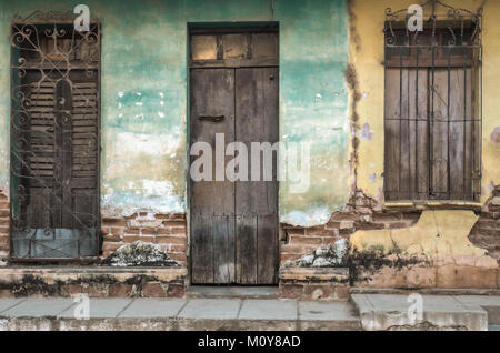 Mur pâle bleu et jaune de textures et de vieux bâtiments coloniaux à Trinidad, Cuba Banque D'Images