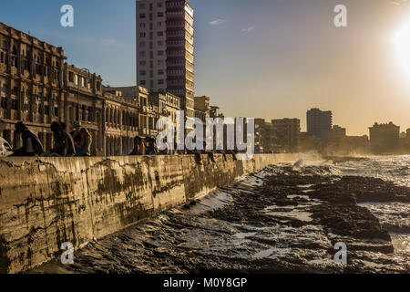 El Malecon coucher du soleil à La Havane, Cuba Banque D'Images