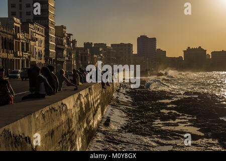 El Malecon coucher du soleil à La Havane, Cuba Banque D'Images