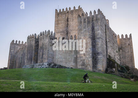 Château du 10ème siècle dans la partie historique de Guimaraes ville dans la province du Minho du nord du Portugal Banque D'Images