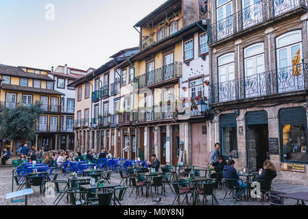 La place Largo da Oliveira dans centre historique de l'UNESCO de Guimaraes ville dans la province du Minho du nord du Portugal Banque D'Images