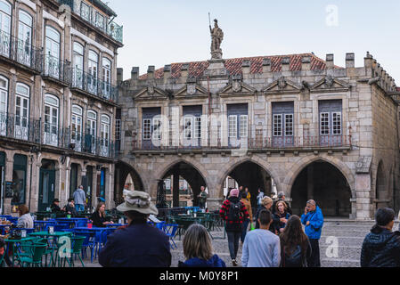 Ancien hôtel de ville à l'UNESCO, centre historique de Guimaraes ville province de Minho dans le nord du Portugal. Vue depuis la place Largo da Oliveira Banque D'Images