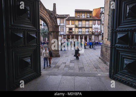 Collégiale de Notre Dame de Oliveira (Nossa Senhora da Oliveira) dans centre historique de l'UNESCO de Guimaraes ville dans la province du Minho du Portugal Banque D'Images