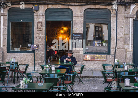 Restaurant sur la place Largo da Oliveira dans centre historique de l'UNESCO de Guimaraes ville dans la province du Minho du nord du Portugal Banque D'Images