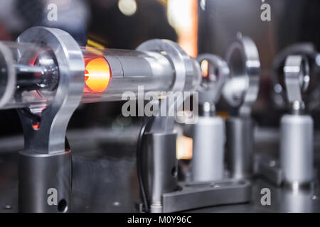Interféromètre de Michelson optique avec le faisceau laser qui se reflète sur les molécules de gaz dans l'enceinte. Banque D'Images