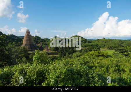 Nature paysage vert et d'une pagode endommagée en construction à Mrauk U, l'État de Rakhine, au Myanmar Banque D'Images