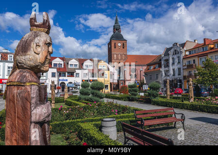 Place du marché de ville Biskupiec à Olsztyn Warmian-Masurian, comté de voïvodie de Pologne. Voir avec Saint John the Baptist Church Banque D'Images