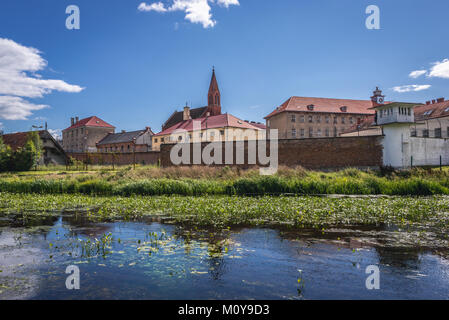 Prison de Barczewo ville dans l'ancien monastère franciscain, Pologne. Avec vue sur Église de Saint Dismas également connu sous le Bon Larron Banque D'Images