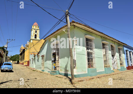 Maisons traditionnelles colorées dans la ville coloniale de Trinidad à Cuba. Journée ensoleillée Banque D'Images
