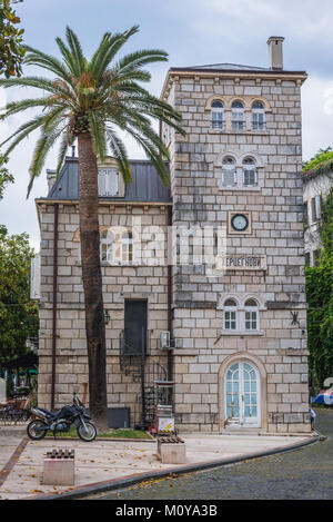 Bâtiment à côté de port dans la ville de Herceg Novi, sur la côte de la mer adriatique au Monténégro Banque D'Images